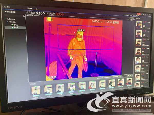 当旅客经过,仪器会自动测量温度。(宜宾新闻网 潘一豪 摄)