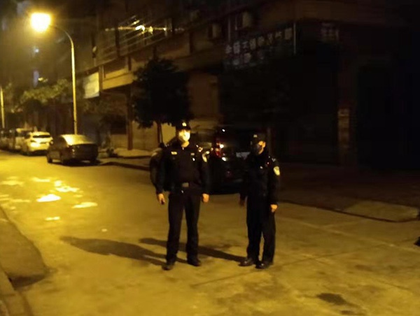 馮星和同事凌晨走訪 本文圖均為 榮昌警方供圖