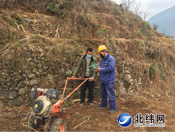 供電員工走進(jìn)田間地頭向宣傳安全用電