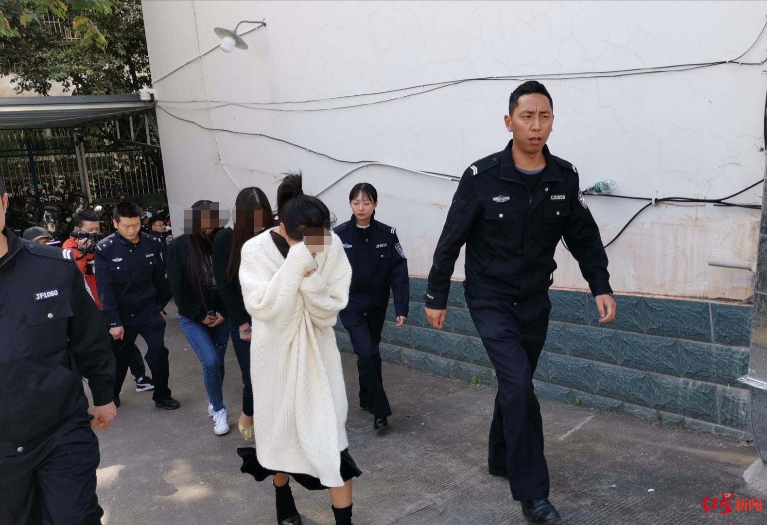 ↑三名女子被押解到看守所