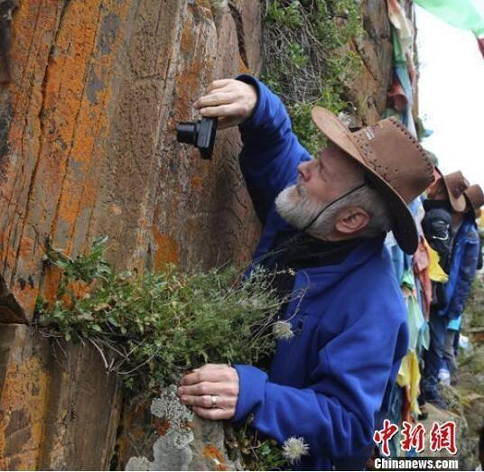 专家在石渠对岩画进行实地研究和考察。刁海瀚摄
