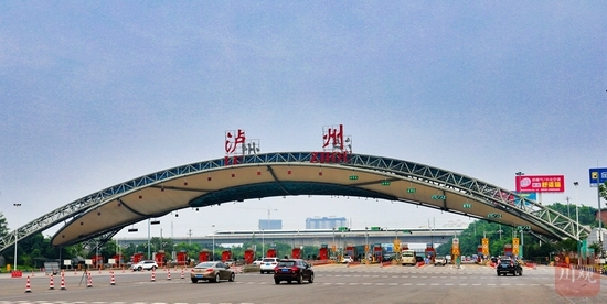 ▲6月28日,綿瀘高鐵內自瀘段通車當日,剛剛從瀘州高鐵站駛出的和諧號動車。