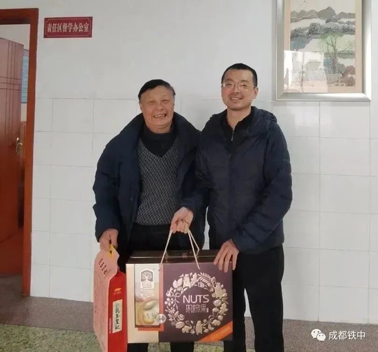 慰问退休教师代表