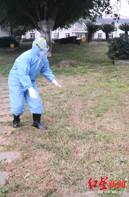 視頻中唐珊險些摔倒↑