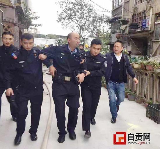 战友们把罗庆锋(中)紧急送往医院救治