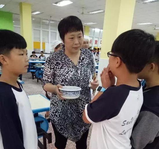 图片|遇到简老师给小峰打饭孩子们都凑了过来