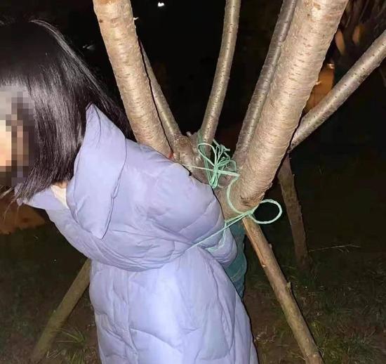 羅某選擇了一僻靜山里,讓老鄉將其綁在樹上 。