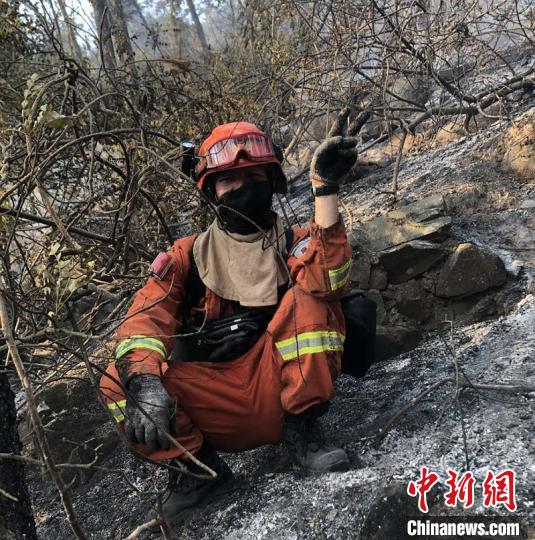 实习消防员马杨阳鹏打完火后清理完烟点的自拍。　甘孜森林消防 摄