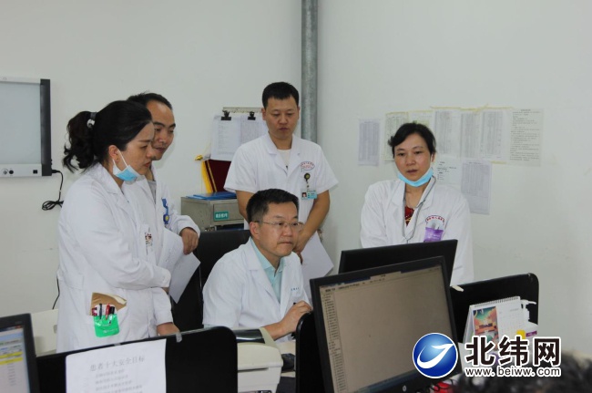 华西医院呼吸与危重医学科主任雅安市人民医院呼吸与危重症医学科学科主任梁宗安教学指导