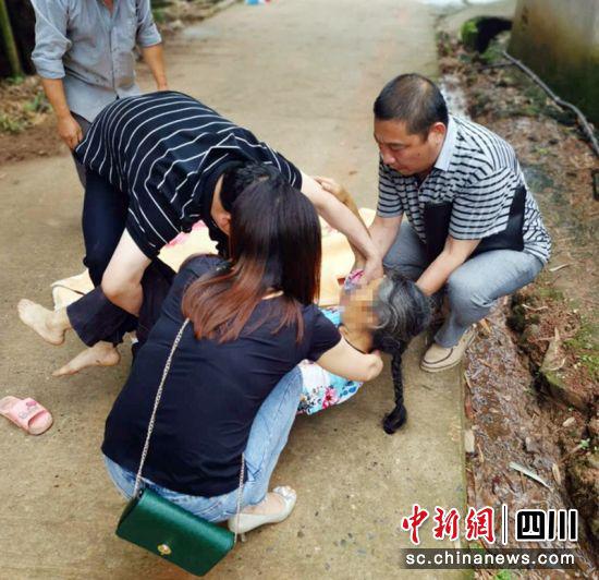 董瑜緊急施救。