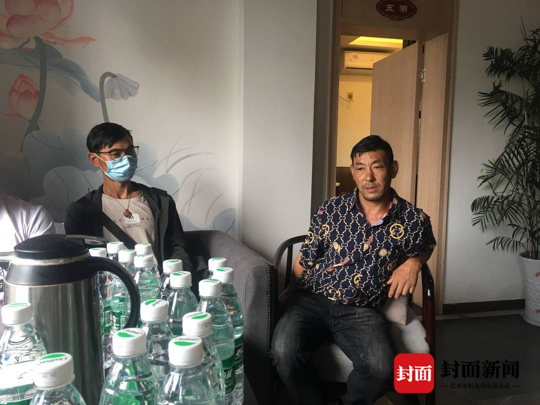 拉姆的大舅和姐夫只能在医院外面焦急地等待。