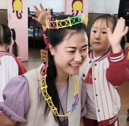 李建蓉和幼儿园孩子们