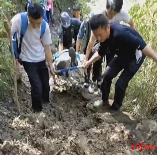 民警、医护人员、村民合力抬伤者下山