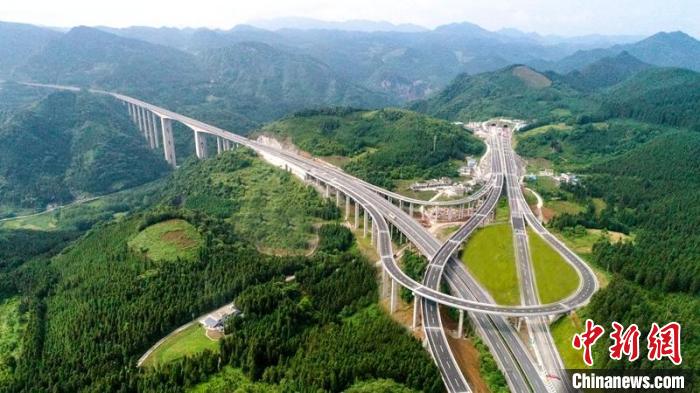 航拍叙威高速公路普占互通。 蜀道集团供图