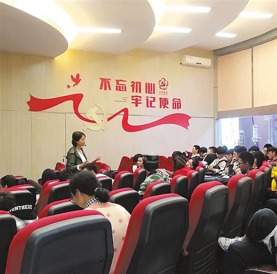 大学生接受爱国主义教育