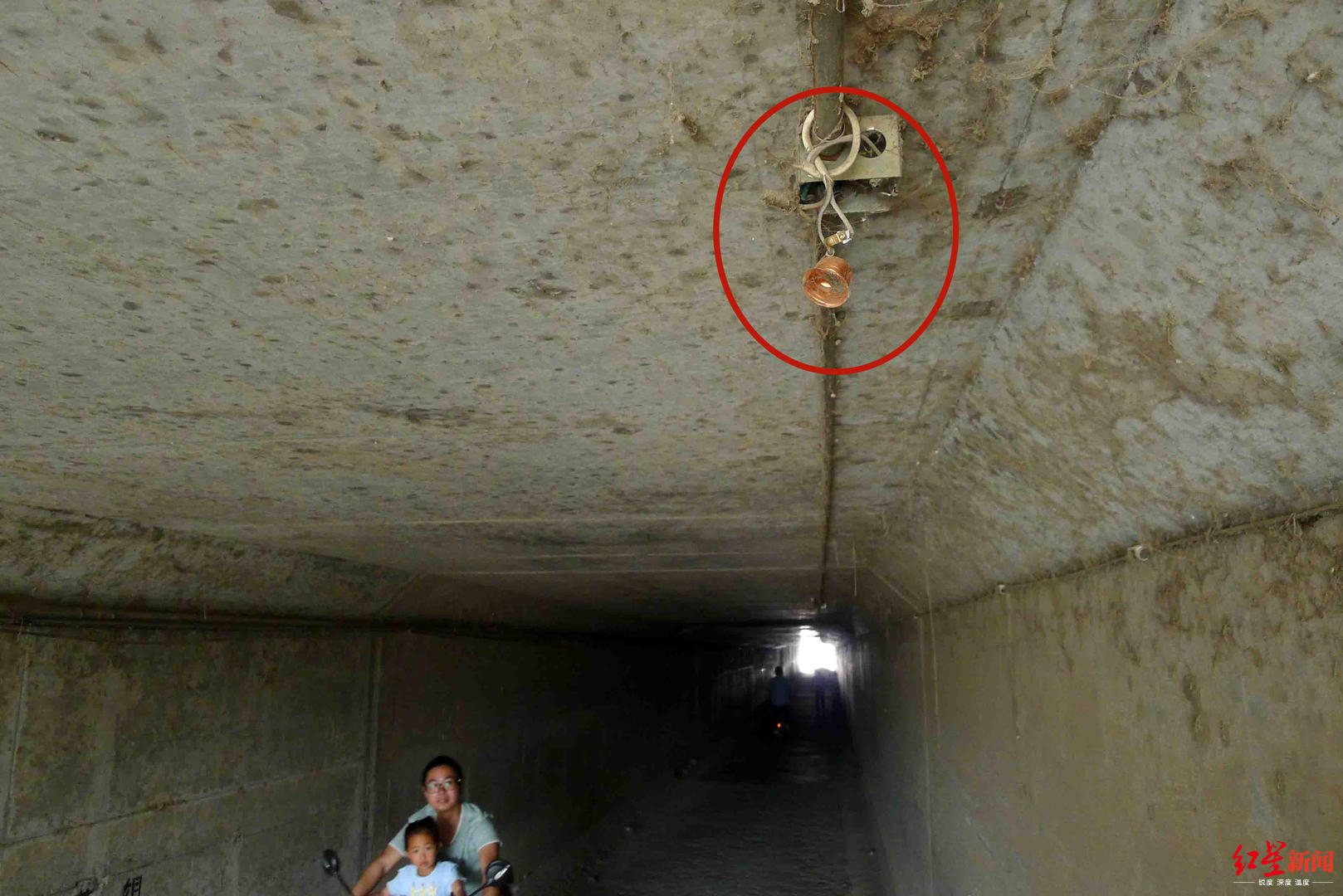 ↑涵洞隧道內路燈被破壞。