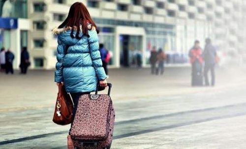 搭乘客车的旅客可提前网购车票