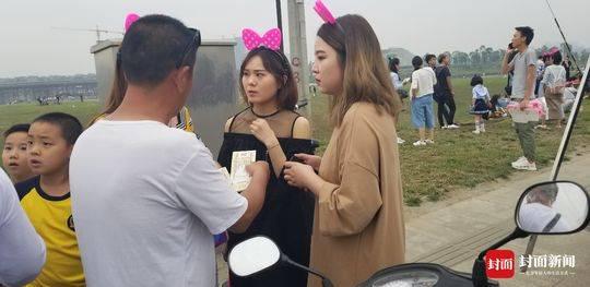 “黄牛”正在向歌迷兜售演唱会门票。