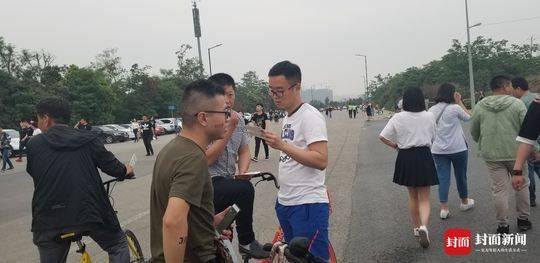 “黄牛”正在向歌迷兜售演唱会门票。