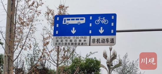 天府大道西侧辅道的标识牌