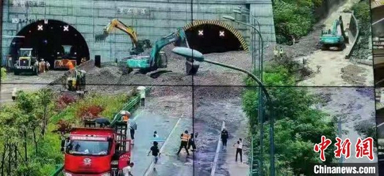 监控大屏画面中抢险人员正在全力排险抢通道路。　雅康高速交警供图