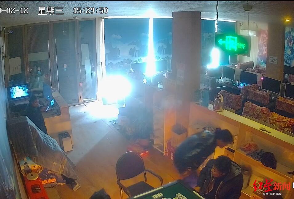 ↑2月12日,网吧内打麻将者发现有人上门检查后起身准备离开。