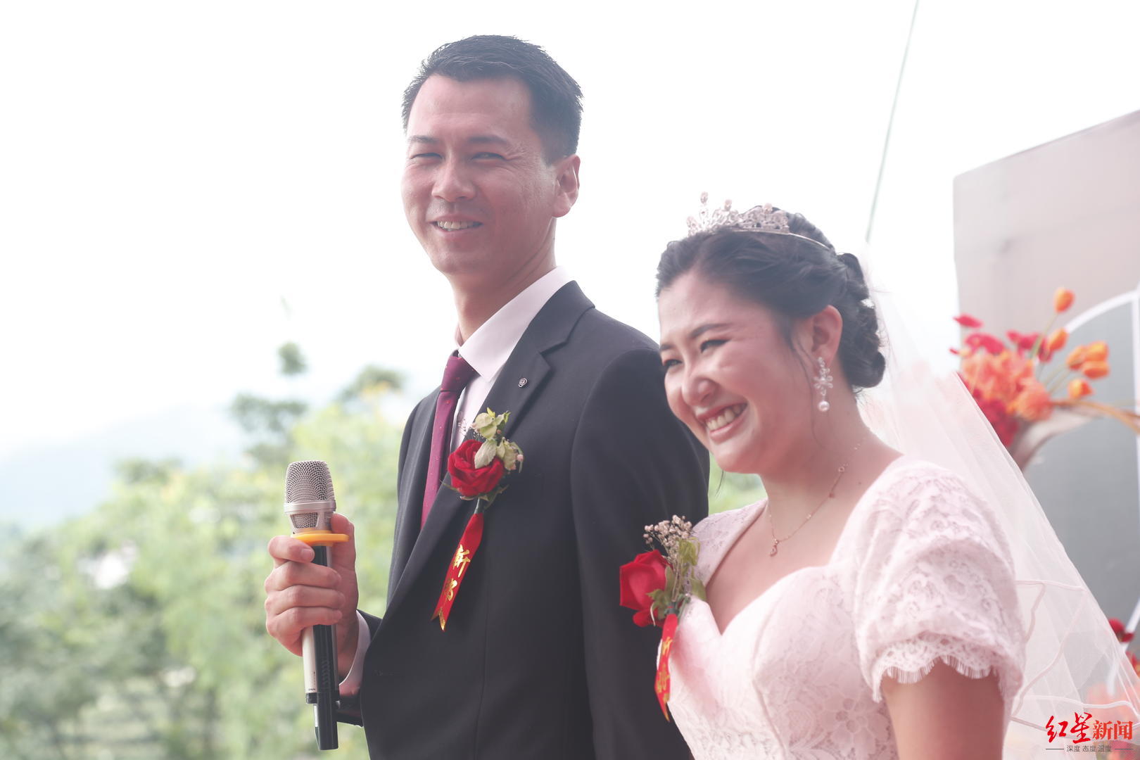 婚礼现场的黄先富与周静
