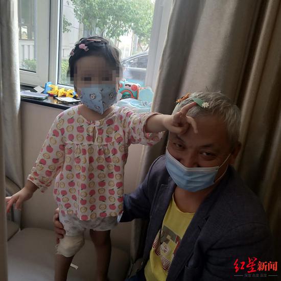 李立川和女兒茜茜在一起