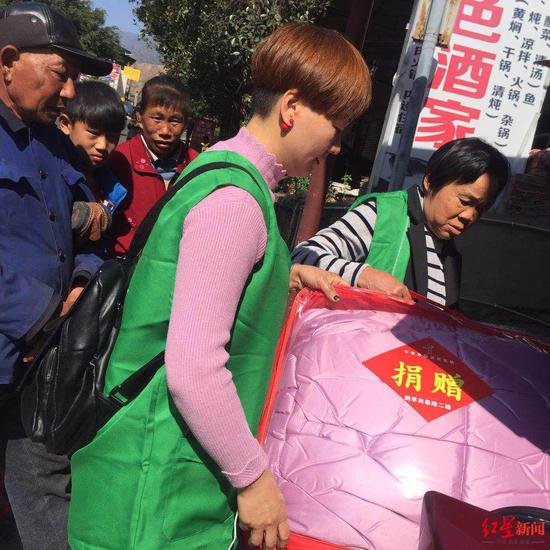 ↑徐伯玉和協(xié)會會員捐贈物資。