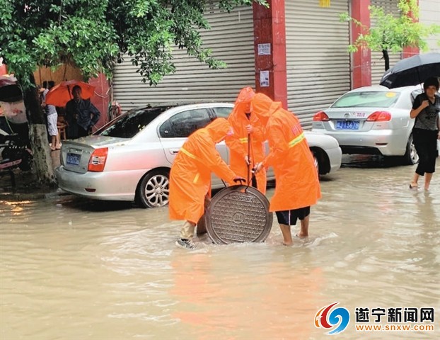 疏通工寻找堵点排涝。