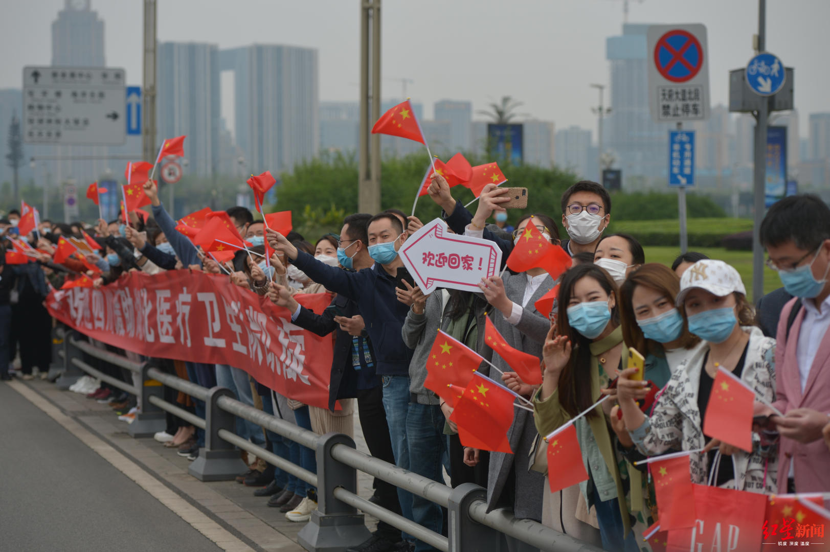 迎接车队的市民