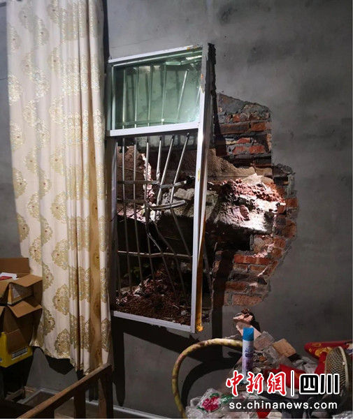 三臺縣石安鎮長河村發生滑坡后受損的房屋。 綿陽市自然資源和規劃局