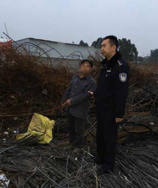 犯罪嫌疑人指认作案现场(富顺警方 供图)