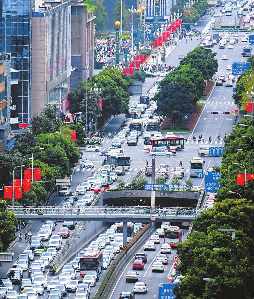 今年国庆中秋长假，自驾中短途游成为热门出游方式。图为10月4日，成都蜀都大道上车流如织。 四川日报全媒体记者华小峰摄