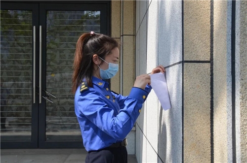 成都城管人員清除街面“牛皮癬”。成都市城市管理委員會供圖