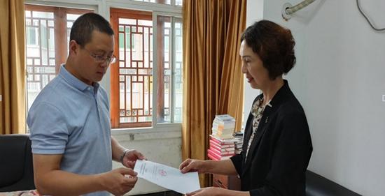 東河鎮紀委書記侯軍向昝秀瓊發澄清函 張生茂 攝
