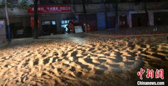 街道已被洪水淹沒。越西消防提供