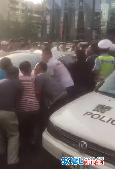 警民合力抬车救人。