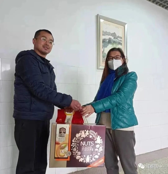 慰问退休党员代表
