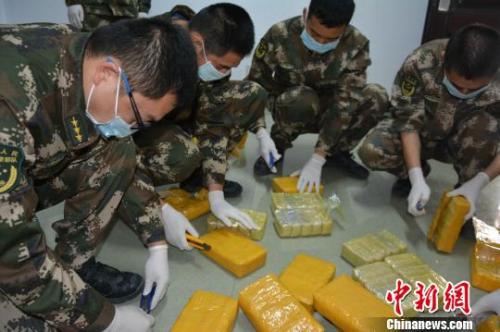 资料图：云南德宏公安边防支队正在清理缴获的毒品。田洪涛 摄