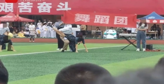 网传四川农业大学军训舞蹈视频截屏。图片来源：新浪微博