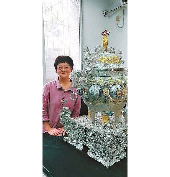 成都銀花絲傳承人倪成玉和她的封山之作。