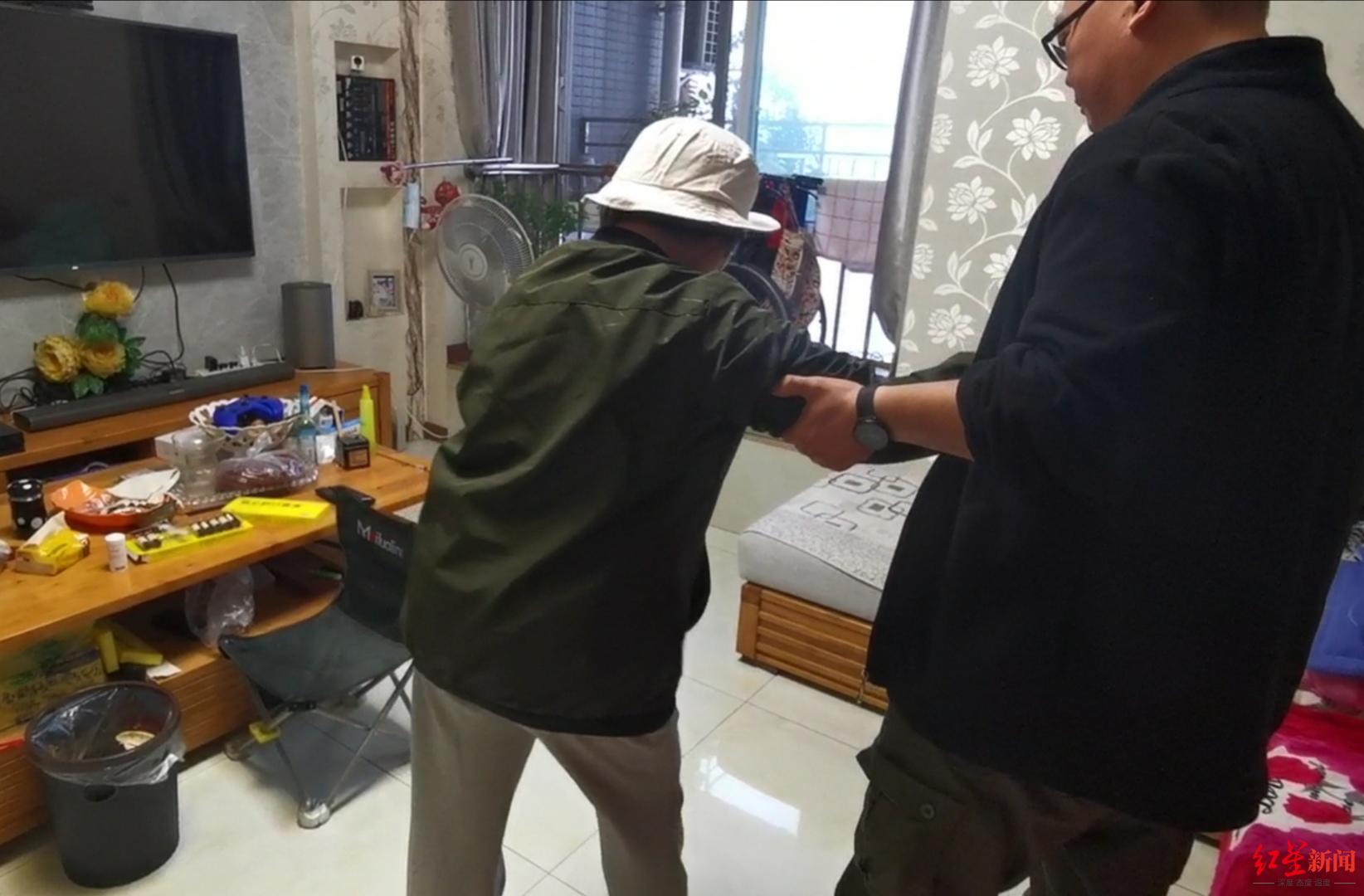 ↑许翔搀扶童晓芳走动。