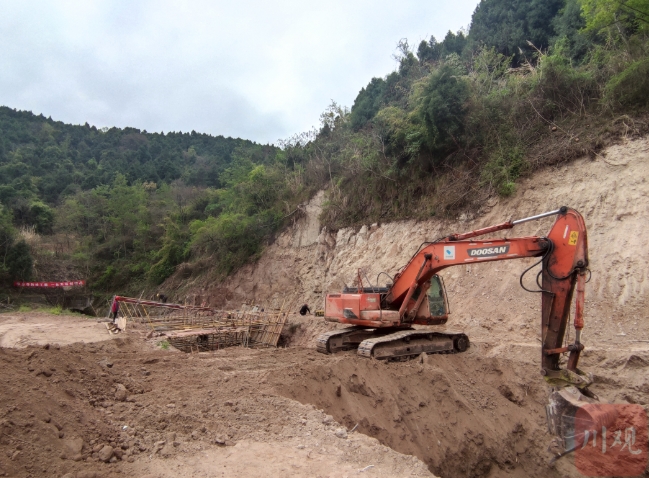 汛前，四川各地开展水毁工程修复 邵明亮 摄