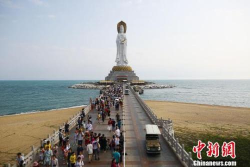 2月10日大年初六,三亚南山景区游人如织。 陈文武 摄