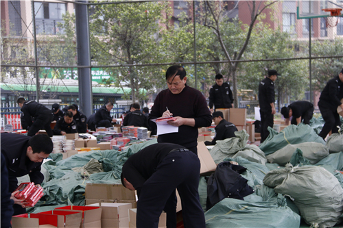 民警對涉案物品再次核對登記