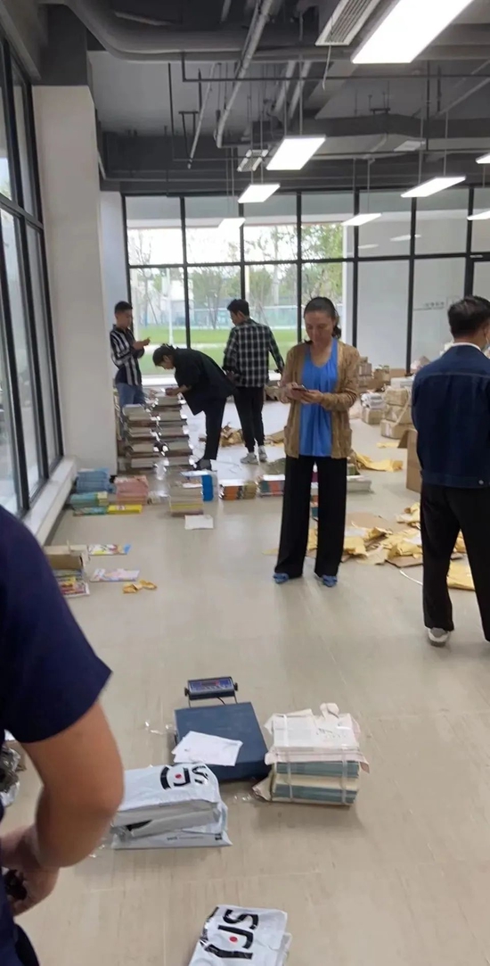 老师们为学生打包邮寄教材
