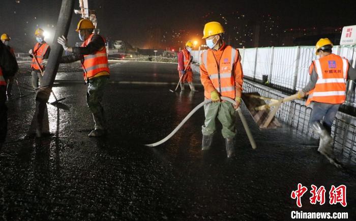 建筑者们加紧成洛简快速路工程（四环至五环段）项目工地道路浇筑作业现场。　熊静宜 摄