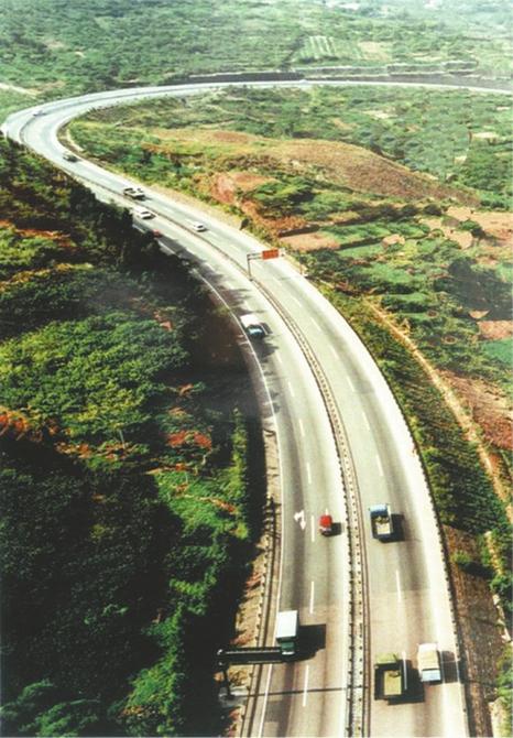 上世纪90年代中期，成渝高速的建成奠定了整个西南地区公路交通发展的基础。