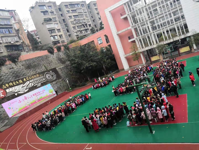 内江第十小学校组织学生有序到操场避险
